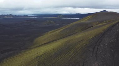 İzlanda 'nın göbeğindeki hayali doğa ve volkanik manzaranın havadan görünüşü. Nefes kesici ve ay manzarasına benzeyen eşsiz bir bitki örtüsü. Volkan ve yosun