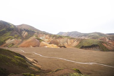 Renkli rhyolite dağlarının geniş manzarası ve İzlanda, Landmannalaugar 'da örülmüş bir nehir yatağı. İskoçya 'nın kalbinde gerçek üstü ve el değmemiş volkanik bir manzara..