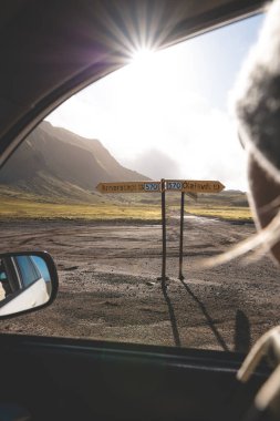 İzlanda 'nın Snaefellsnes yarımadasında Arnarstapi ve Olafsvik' i gösteren bir trafik ışığına doğru bir arabanın içinden bak, seyahat ve özgürlük ruhunu yakalıyor..