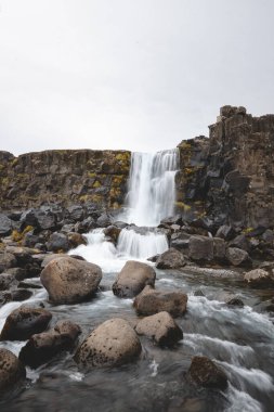 Oxarfoss şelalesi İzlanda 'daki engebeli bazalt kayalıkların üzerinde şelaleler. Thingvellir Ulusal Parkı, İskandinav doğasının saf gücünü ve el değmemiş güzelliğini yakalıyor..