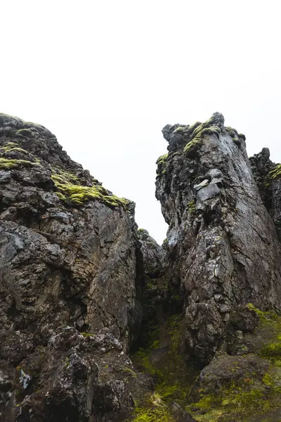 İzlanda 'da volkanik geçidi daraltın. Etrafı engebeli lav oluşumları ve yumuşak yosunlarla çevrili. Eski patlamalarla şekillenen İzlanda çölünün ham ve el değmemiş bir köşesi..