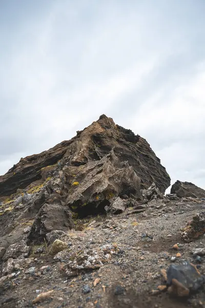 Sırt çantalı yalnız yürüyüşçü, İzlanda 'nın gerçeküstü volkanik dağlarını keşfeder. Altın yosunların karamsar kayaların altında kara lav kayalarıyla buluştuğu, el değmemiş ve destansı bir yer.