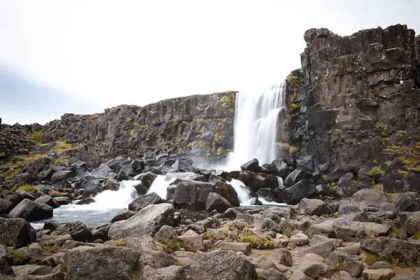 Oxarfoss şelalesi İzlanda 'daki engebeli bazalt kayalıkların üzerinde şelaleler. Thingvellir Ulusal Parkı, İskandinav doğasının saf gücünü ve el değmemiş güzelliğini yakalıyor..
