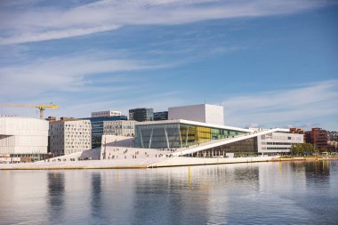 Oslo Opera Binası fiyort boyunca gururla duruyor. Pürüzsüz beyaz mimarisi modern tasarımın İskandinav huzuruyla buluştuğu suya yansıyor.