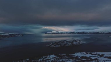 Tromso bölgesindeki Norveç 'in büyülü doğası ve manzarası. Kutup gecelerinde Kuzey İskandinavya 'nın saf güzelliği.