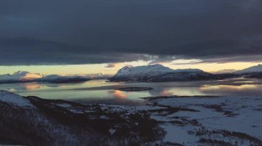 Tromso bölgesindeki Norveç 'in büyülü doğası ve manzarası. Kutup gecelerinde Kuzey İskandinavya 'nın saf güzelliği.