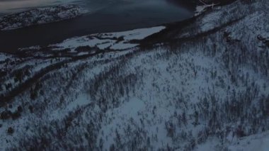 Tromso bölgesindeki Norveç 'in büyülü doğası ve manzarası. Kutup gecelerinde Kuzey İskandinavya 'nın saf güzelliği.