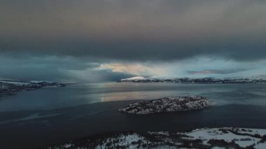 Tromso bölgesindeki Norveç 'in büyülü doğası ve manzarası. Kutup gecelerinde Kuzey İskandinavya 'nın saf güzelliği.