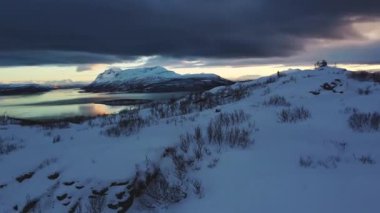 Tromso bölgesindeki Norveç 'in büyülü doğası ve manzarası. Kutup gecelerinde Kuzey İskandinavya 'nın saf güzelliği.
