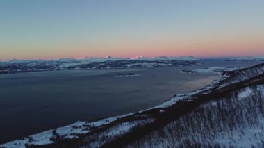 Tromso bölgesindeki Norveç 'in büyülü doğası ve manzarası. Kutup gecelerinde Kuzey İskandinavya 'nın saf güzelliği.