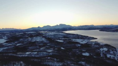 Tromso bölgesindeki Norveç 'in büyülü doğası ve manzarası. Kutup gecelerinde Kuzey İskandinavya 'nın saf güzelliği.