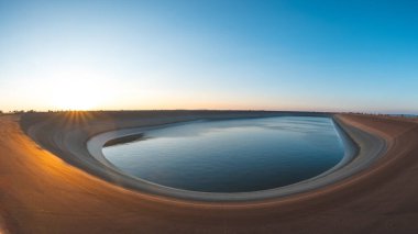 Dlouhe Strane, Jeseniky Dağları 'nda günbatımında depolama barajı açtı. Şebeke dengesi. Bilinç kayıplarıyla mücadele.