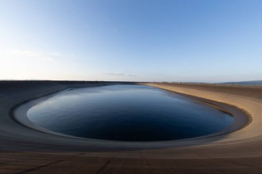 Dlouhe Strane, Jeseniky Dağları 'nda günbatımında depolama barajı açtı. Şebeke dengesi. Bilinç kayıplarıyla mücadele.