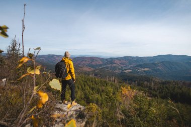 Samimi kıyafetli bir adam sonbaharda Beskydy dağlarını keşfeder. Manzaralı ormanlar, güneş patlamaları, kırsal anlar ve huzurlu manzaralar sıcak, sakin bir açık hava ortamı yaratır..