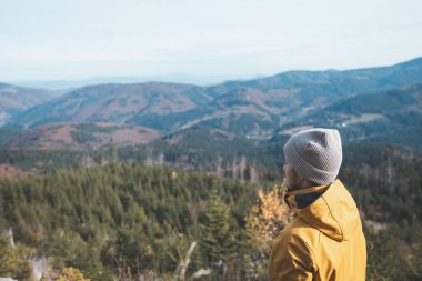 Samimi kıyafetli bir adam sonbaharda Beskydy dağlarını keşfeder. Manzaralı ormanlar, güneş patlamaları, kırsal anlar ve huzurlu manzaralar sıcak, sakin bir açık hava ortamı yaratır..