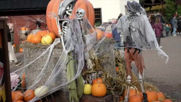 Esqueleto Vira Cabeça Halloween Crânio Pirata Com Ossos Perto Celebração — Vídeo de Stock