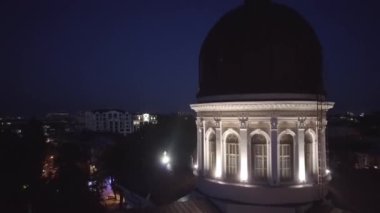 Pan, bir yaz akşamı Odessa Ukrayna 'daki Spaso-Preobrazhensky Katedrali' nin kubbesine, Ukrayna 'nın Katedral bölgesindeki İHA' dan Panoramik bir manzara. Ukrayna gece şehri