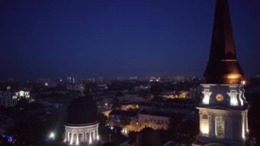 Pan, bir yaz akşamı Odessa Ukrayna 'daki Spaso-Preobrazhensky Katedrali' nin kubbesine, Ukrayna 'nın Katedral bölgesindeki İHA' dan Panoramik bir manzara. Ukrayna gece şehri