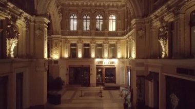  Klasik binanın barok tarzı heykeltraşlığı, Odessa şehrinin tarihi bölümünde Mendelevich geçidi. Odessa 'daki galeri geçidi cephesi. Galerinin avlusu..