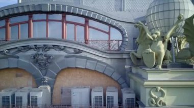 Odessa Ukrayna 'nın klasik yapısının barok tarzı heykelsel süslemeleri. Yüksek kalite 4k görüntü