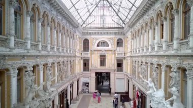  Klasik binanın barok tarzı heykeltraşlığı, Odessa şehrinin tarihi bölümünde Mendelevich geçidi. Odessa 'daki galeri geçidi cephesi. Galerinin avlusu..