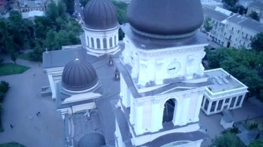 Pan, bir yaz akşamı Odessa Ukrayna 'daki Spaso-Preobrazhensky Katedrali' nin kubbesine, Ukrayna 'nın Katedral bölgesindeki İHA' dan Panoramik bir manzara. Ukrayna gece şehri