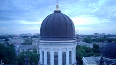 Pan, bir yaz akşamı Odessa Ukrayna 'daki Spaso-Preobrazhensky Katedrali' nin kubbesine, Ukrayna 'nın Katedral bölgesindeki İHA' dan Panoramik bir manzara. Ukrayna gece şehri