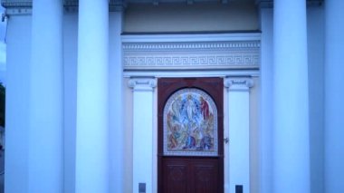 Pan, bir yaz akşamı Odessa Ukrayna 'daki Spaso-Preobrazhensky Katedrali' nin kubbesine, Ukrayna 'nın Katedral bölgesindeki İHA' dan Panoramik bir manzara. Ukrayna gece şehri