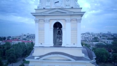 Pan, bir yaz akşamı Odessa Ukrayna 'daki Spaso-Preobrazhensky Katedrali' nin kubbesine, Ukrayna 'nın Katedral bölgesindeki İHA' dan Panoramik bir manzara. Ukrayna gece şehri