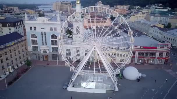 Kiew Drohnenvideo Das Große Weiße Riesenrad Und Touristen Die Zentrum — Stockvideo