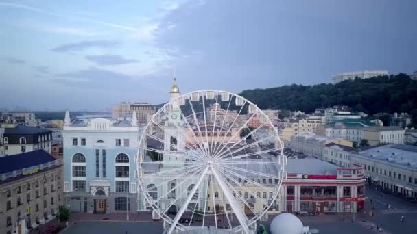 无人机视频 在基辅波多尔斯克地区的Kontraktova广场中央行走的白色大摩天轮和游客 美丽的白色摩天轮 — 图库视频影像