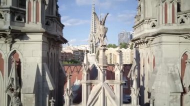 AERİAL. Aziz Niklas Kilisesi. Kyiv. Aziz Niklas Katolik Kilisesi, kuş uçuşu yüksekliğinden. Güneşli bir yaz gününde kilisenin üzerinden uçmak. Şehir manzarası. çok katlı evler