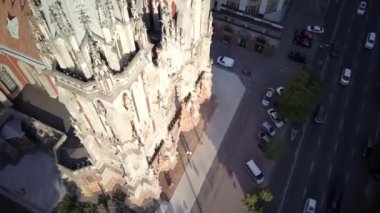 AERİAL. Aziz Niklas Kilisesi. Kyiv. Aziz Niklas Katolik Kilisesi, kuş uçuşu yüksekliğinden. Güneşli bir yaz gününde kilisenin üzerinden uçmak. Şehir manzarası. çok katlı evler