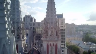 AERİAL. Aziz Niklas Kilisesi. Kyiv. Aziz Niklas Katolik Kilisesi, kuş uçuşu yüksekliğinden. Güneşli bir yaz gününde kilisenin üzerinden uçmak. Şehir manzarası. çok katlı evler