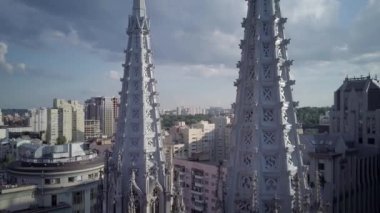 AERİAL. Aziz Niklas Kilisesi. Kyiv. Aziz Niklas Katolik Kilisesi, kuş uçuşu yüksekliğinden. Güneşli bir yaz gününde kilisenin üzerinden uçmak. Şehir manzarası. çok katlı evler