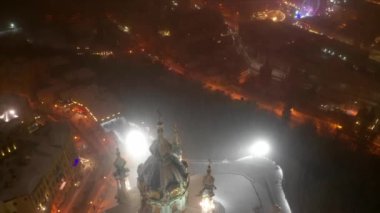 Kışın St Andrews Kilisesi Kiev şehri karla kaplıdır. Podil bölgesinin havadan görüntüsü. Şehre bakan eski binalar. Ukrayna, Kiev 'deki Podol ve St. Andrews Kilisesi' nin havadan görünüşü