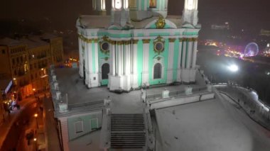 Kışın St Andrews Kilisesi Kiev şehri karla kaplıdır. Podil bölgesinin havadan görüntüsü. Şehre bakan eski binalar. Ukrayna, Kiev 'deki Podol ve St. Andrews Kilisesi' nin havadan görünüşü