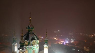Kışın St Andrews Kilisesi Kiev şehri karla kaplıdır. Podil bölgesinin havadan görüntüsü. Şehre bakan eski binalar. Ukrayna, Kiev 'deki Podol ve St. Andrews Kilisesi' nin havadan görünüşü