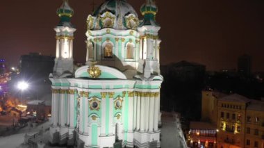 Kışın St Andrews Kilisesi Kiev şehri karla kaplıdır. Podil bölgesinin havadan görüntüsü. Şehre bakan eski binalar. Ukrayna, Kiev 'deki Podol ve St. Andrews Kilisesi' nin havadan görünüşü