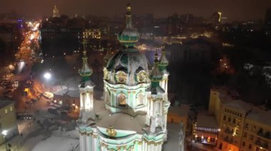 Kışın St Andrews Kilisesi Kiev şehri karla kaplıdır. Podil bölgesinin havadan görüntüsü. Şehre bakan eski binalar. Ukrayna, Kiev 'deki Podol ve St. Andrews Kilisesi' nin havadan görünüşü