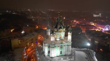 Kışın St Andrews Kilisesi Kiev şehri karla kaplıdır. Podil bölgesinin havadan görüntüsü. Şehre bakan eski binalar. Ukrayna, Kiev 'deki Podol ve St. Andrews Kilisesi' nin havadan görünüşü