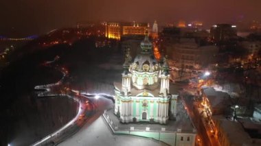 Kışın St Andrews Kilisesi Kiev şehri karla kaplıdır. Podil bölgesinin havadan görüntüsü. Şehre bakan eski binalar. Ukrayna, Kiev 'deki Podol ve St. Andrews Kilisesi' nin havadan görünüşü