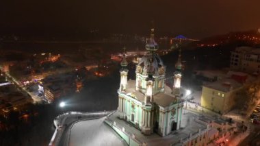 Kışın St Andrews Kilisesi Kiev şehri karla kaplıdır. Podil bölgesinin havadan görüntüsü. Şehre bakan eski binalar. Ukrayna, Kiev 'deki Podol ve St. Andrews Kilisesi' nin havadan görünüşü