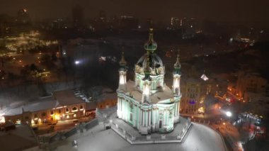Kışın St Andrews Kilisesi Kiev şehri karla kaplıdır. Podil bölgesinin havadan görüntüsü. Şehre bakan eski binalar. Ukrayna, Kiev 'deki Podol ve St. Andrews Kilisesi' nin havadan görünüşü