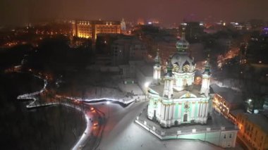 Kışın St Andrews Kilisesi Kiev şehri karla kaplıdır. Podil bölgesinin havadan görüntüsü. Şehre bakan eski binalar. Ukrayna, Kiev 'deki Podol ve St. Andrews Kilisesi' nin havadan görünüşü