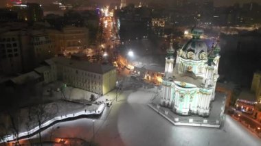 Kışın St Andrews Kilisesi Kiev şehri karla kaplıdır. Podil bölgesinin havadan görüntüsü. Şehre bakan eski binalar. Ukrayna, Kiev 'deki Podol ve St. Andrews Kilisesi' nin havadan görünüşü