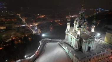 Kışın St Andrews Kilisesi Kiev şehri karla kaplıdır. Podil bölgesinin havadan görüntüsü. Şehre bakan eski binalar. Ukrayna, Kiev 'deki Podol ve St. Andrews Kilisesi' nin havadan görünüşü