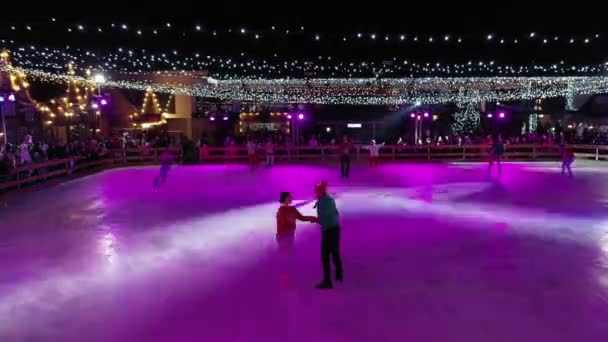 在冰上跳舞的人表演童话般的人物和耍花样的镜头 在马戏团表演 跳冰舞 — 图库视频影像