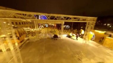  Aileler kar borusu parkı hava manzarasında eğleniyor, Drone kar kaydırağının üstünde kar kaydırağına biniyor, aileleri kar borusunda, kızaklarda ve kar temizleyicilerinde kayıyor. Kış eğlenceleri 
