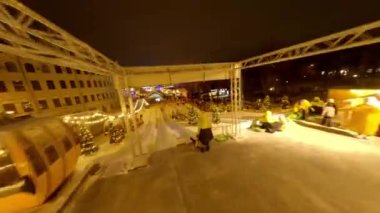 Aileler kar borusu parkı hava manzarasında eğleniyor, Drone kar kaydırağının üstünde kar kaydırağına biniyor, aileleri kar borusunda, kızaklarda ve kar temizleyicilerinde kayıyor. Kış eğlenceleri 